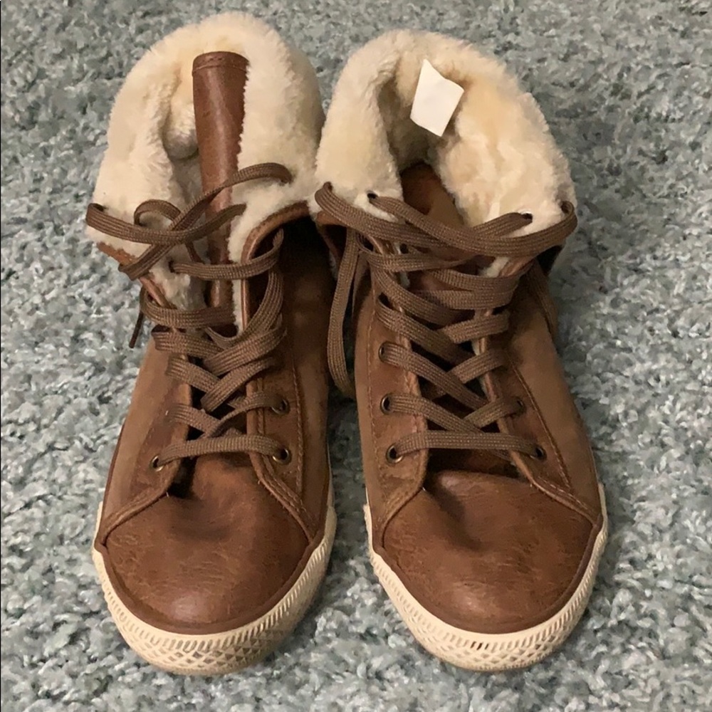 Hightop sneaker boots